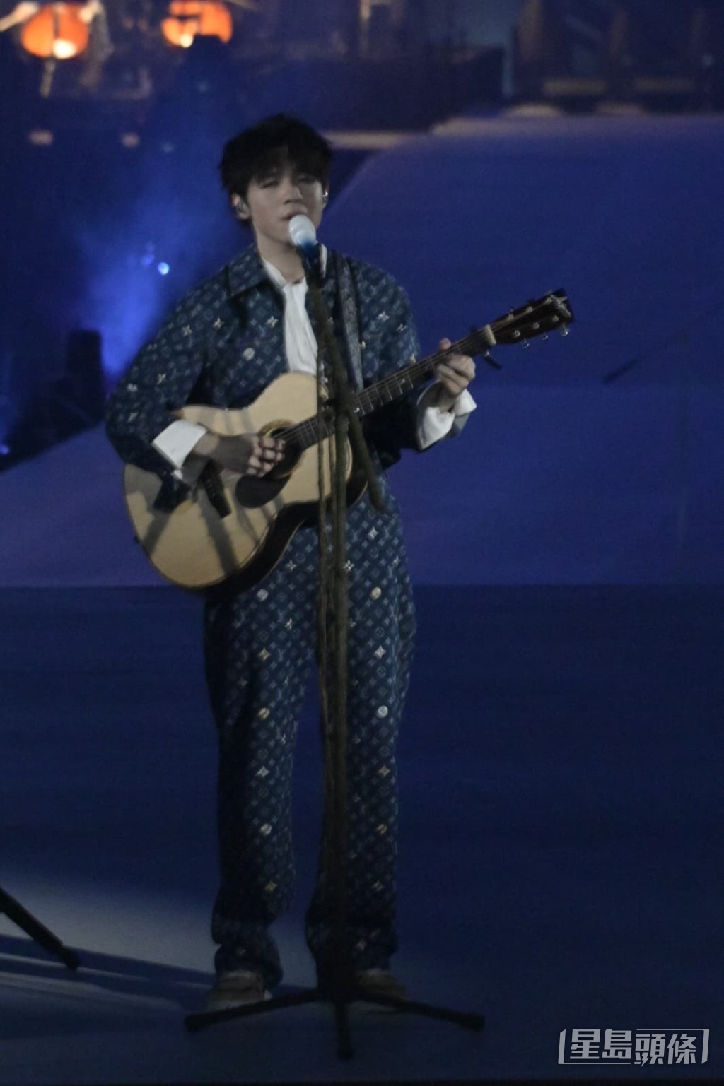 陳卓賢自彈自唱的演出時刻。