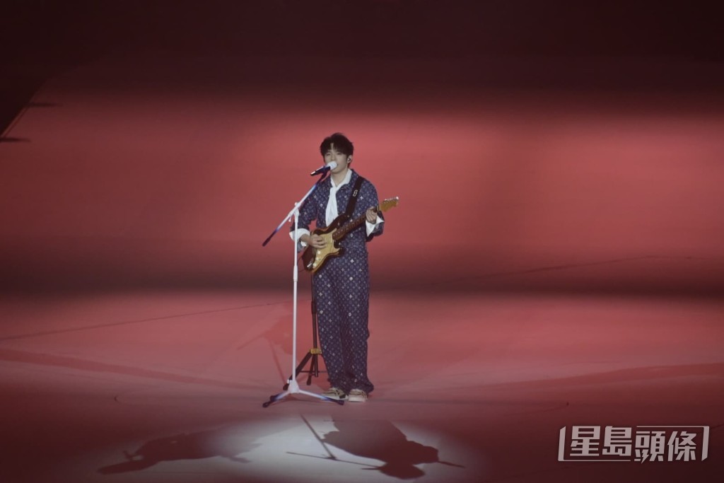 深情獻唱情歌《無名指》。