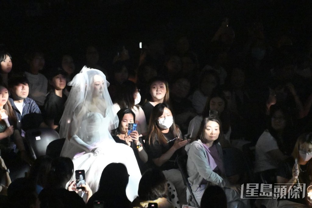 一位女舞者以新郎造型出場。