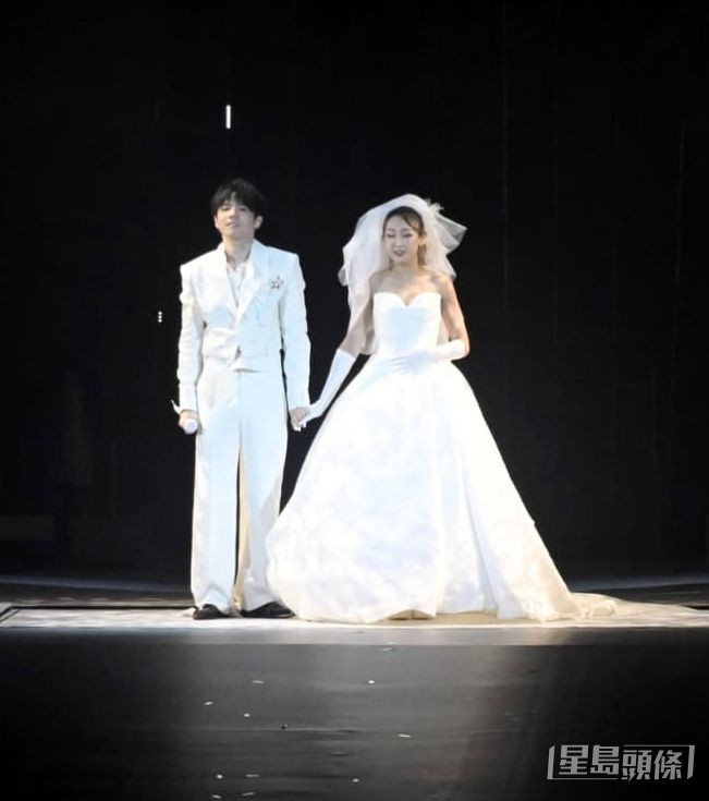 Ian 與女舞者以新郎新娘造型同台演出。