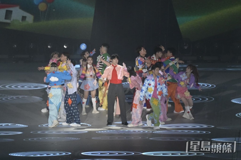 演出有多位舞者伴舞。