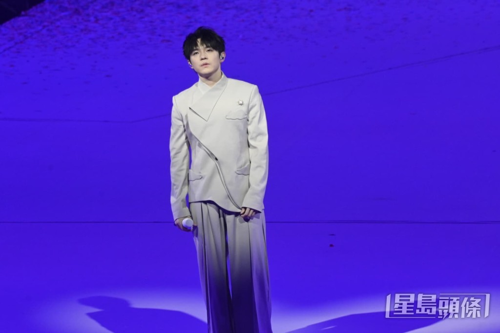 Ian 再次更換舞台服裝。