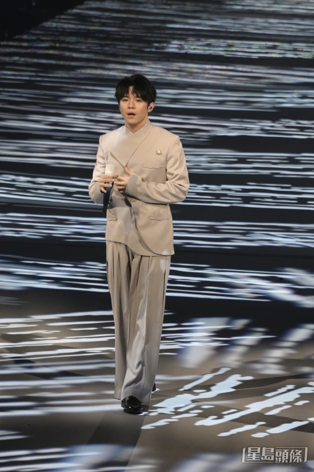 Ian 在演出中不時詢問觀眾時間。