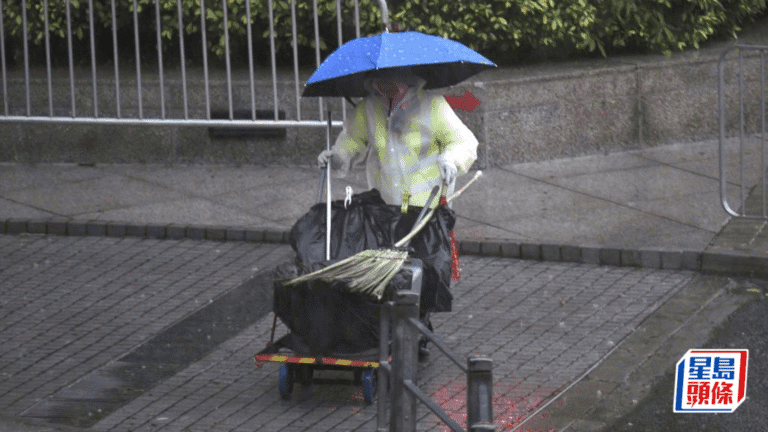 前線清潔工反映新雨衣悶熱笨重兼滲水 團體倡推行前先試用檢視標準