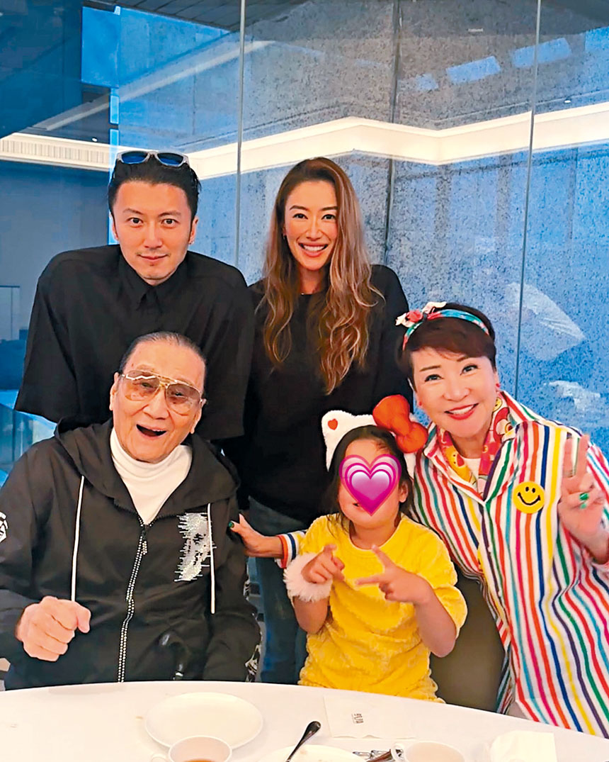 家人遵從四哥的遺願,以極低調的形式送別,而骨灰安放地點仍未定。
