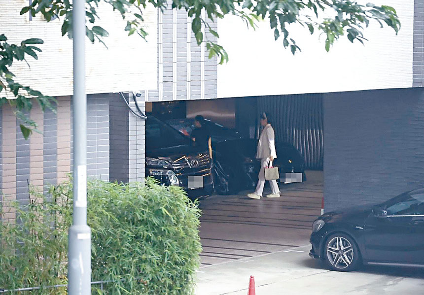 四哥前妻狄波拉亦居於半山,與四哥為鄰。獨家圖片