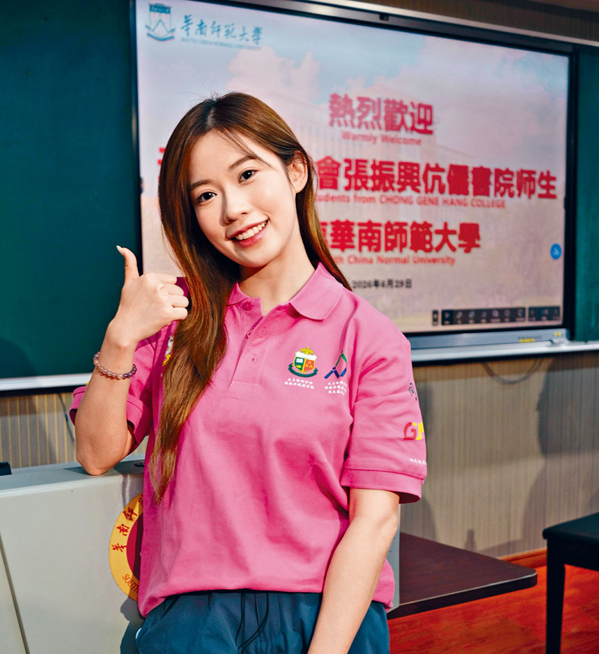 親和力十足的波波早前陪學童到廣州考察大學校園。