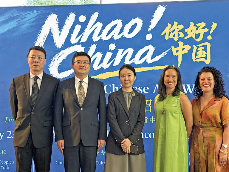 中國旅遊局，中國副總領事，中國外交文化交流協會及林肯中心總監為酒會主持「中國藝術周」開幕。
