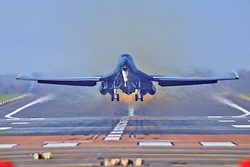 美軍連續第13晚空襲伊朗,並首次出動B-1轟炸機。路透社 .c2/.c3 美軍持續轟炸伊朗目標,多處建築冒出大量黑煙。路透社