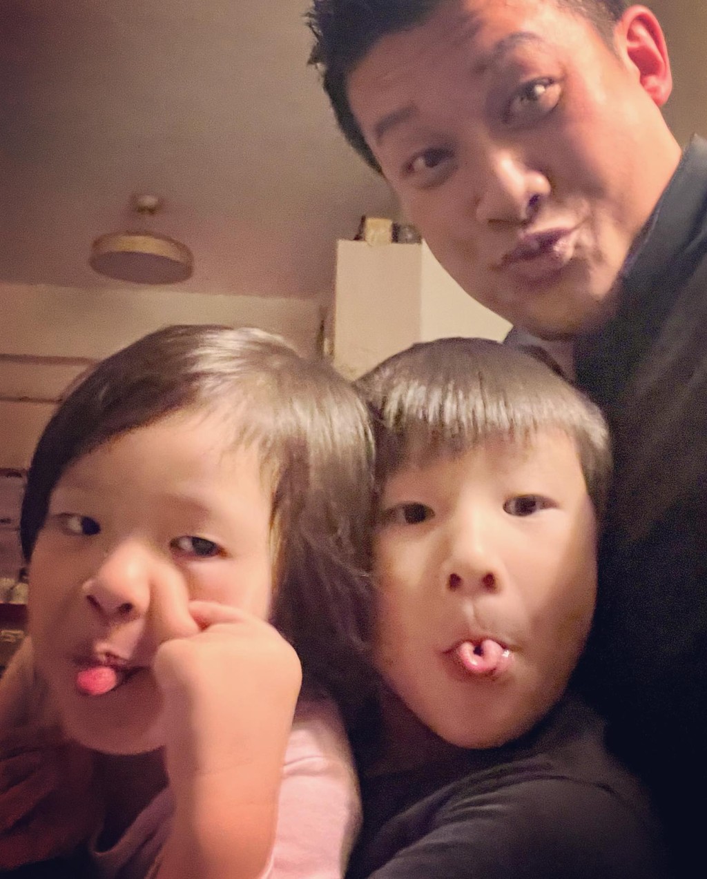 他的子女分別是大仔游子辰（Morgan）及細女Meagan。