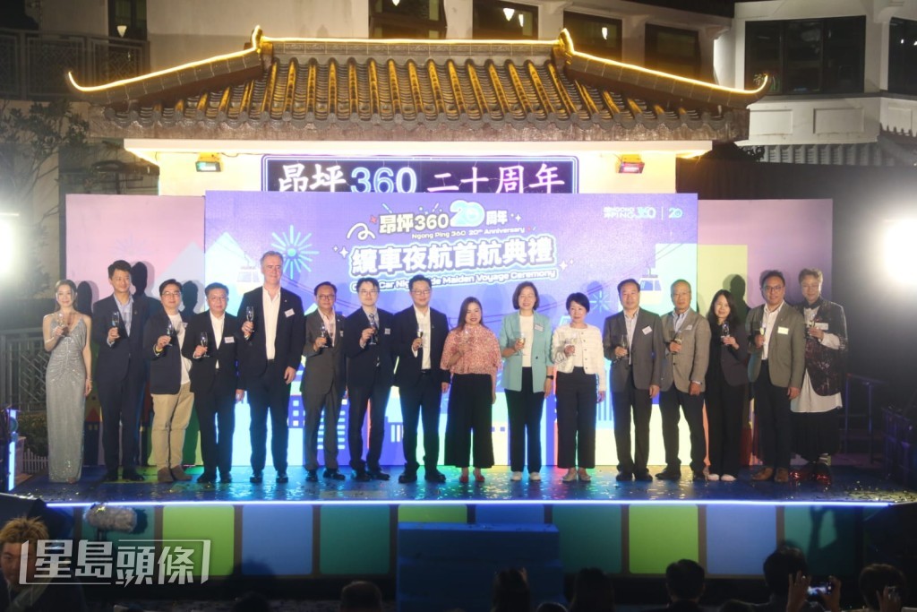 佘詩曼聯同文化體育及旅遊局局長羅淑佩等嘉賓進行亮燈儀式。