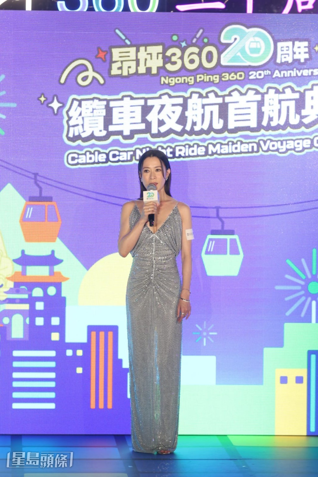 佘詩曼表示是首次夜間乘坐纜車，更特意請工作人員為她拍下夜景。