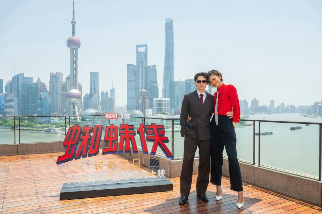 兩人亦特意以上海的標誌性建築東方明珠塔為背景,拍攝宣傳照片。