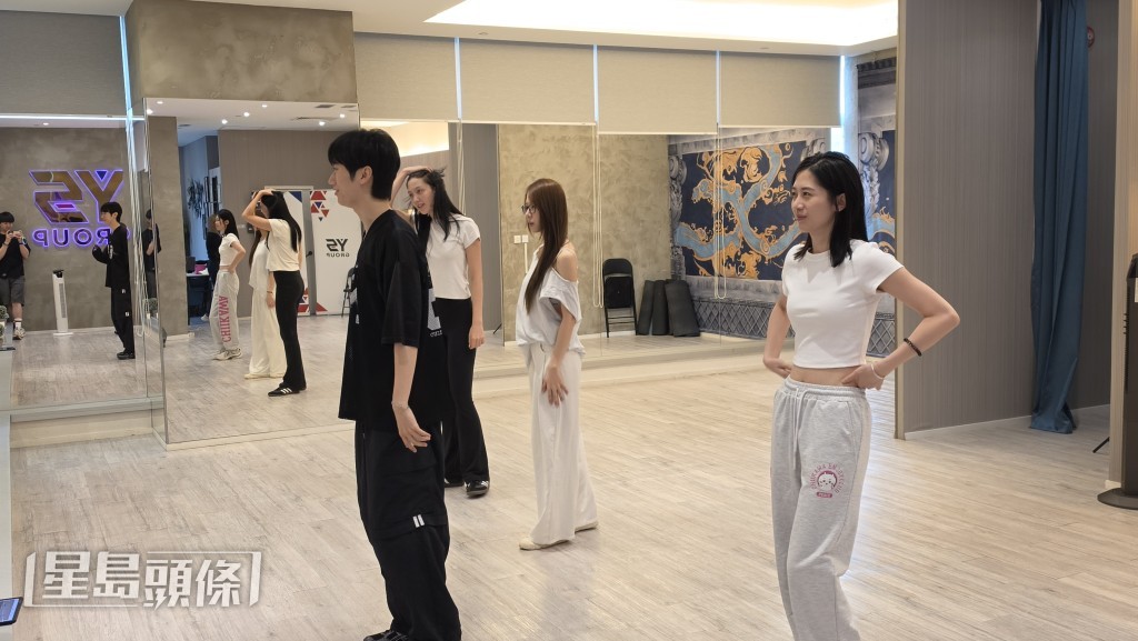 她們邀請了YS韓國偶像學院的K-POP舞蹈老師Geon親臨指導。