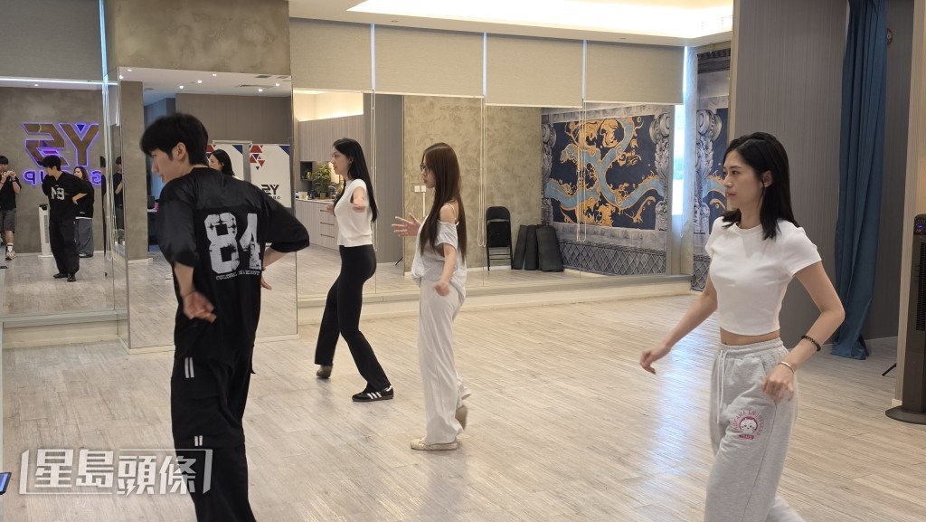身兼多個韓國頂尖偶像團體御用舞者與編舞的Geon老師,親自為「魔女」們進行高強度系統化訓練。