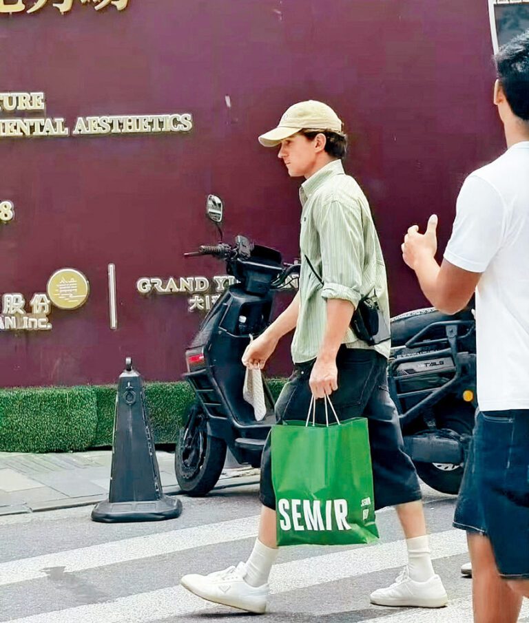 ■因天氣太熱，湯姆在上海買短褲即換。