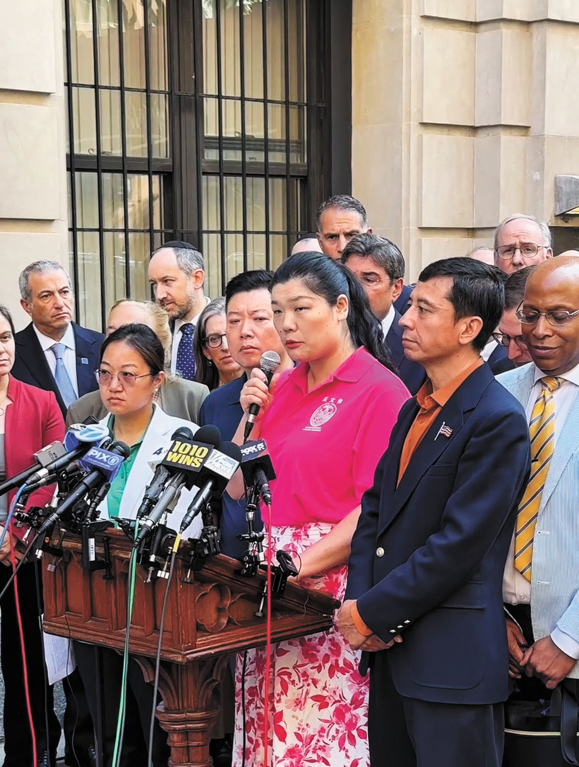 多位市議員在猶太社區會堂前指斥仇恨犯罪。