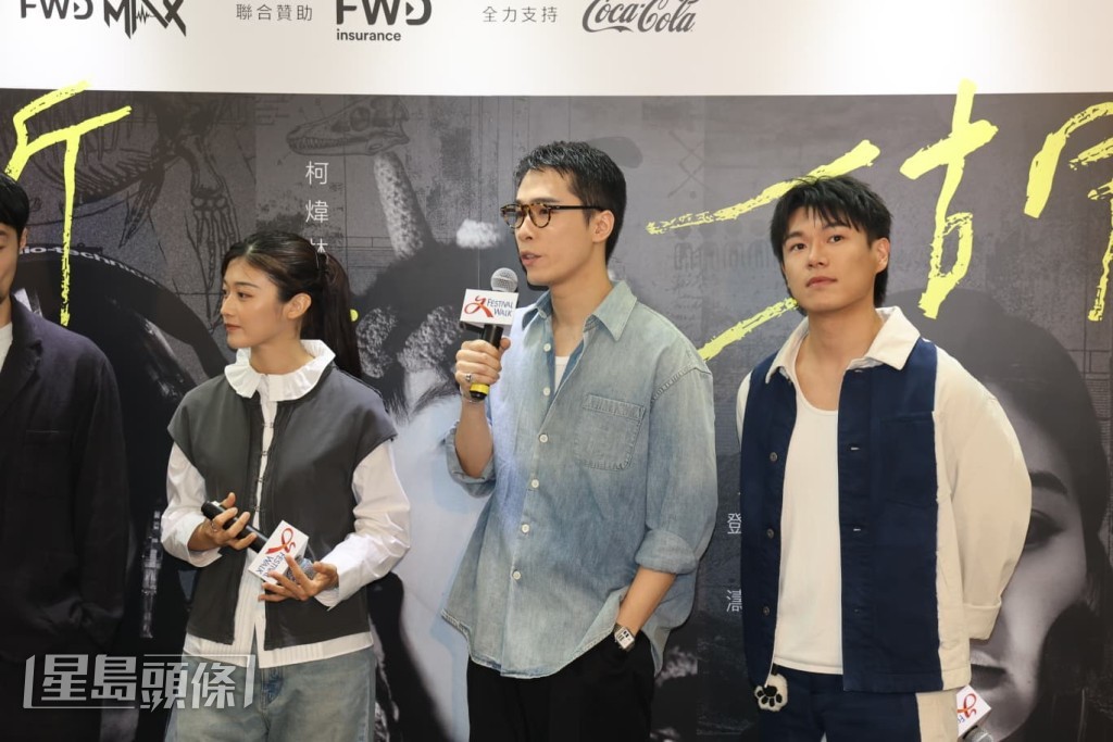 (右起)柯煒林、梁仲恆與鄧濤在記者會上合照。