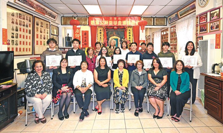 趙家公所正副主席、元老、議長暨職員與獲獎學生合影。馬紅兵攝