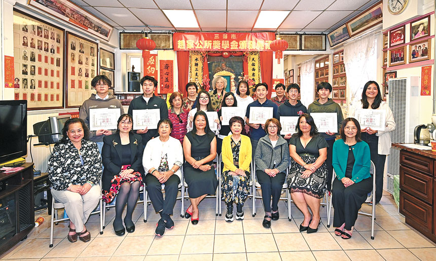 趙家公所正副主席、元老、議長暨職員與獲獎學生合影。馬紅兵攝