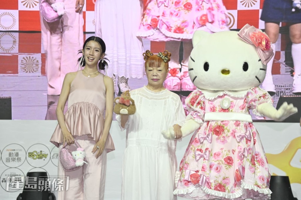 蔡思貝與Hello Kitty設計師山口裕子同場合照。