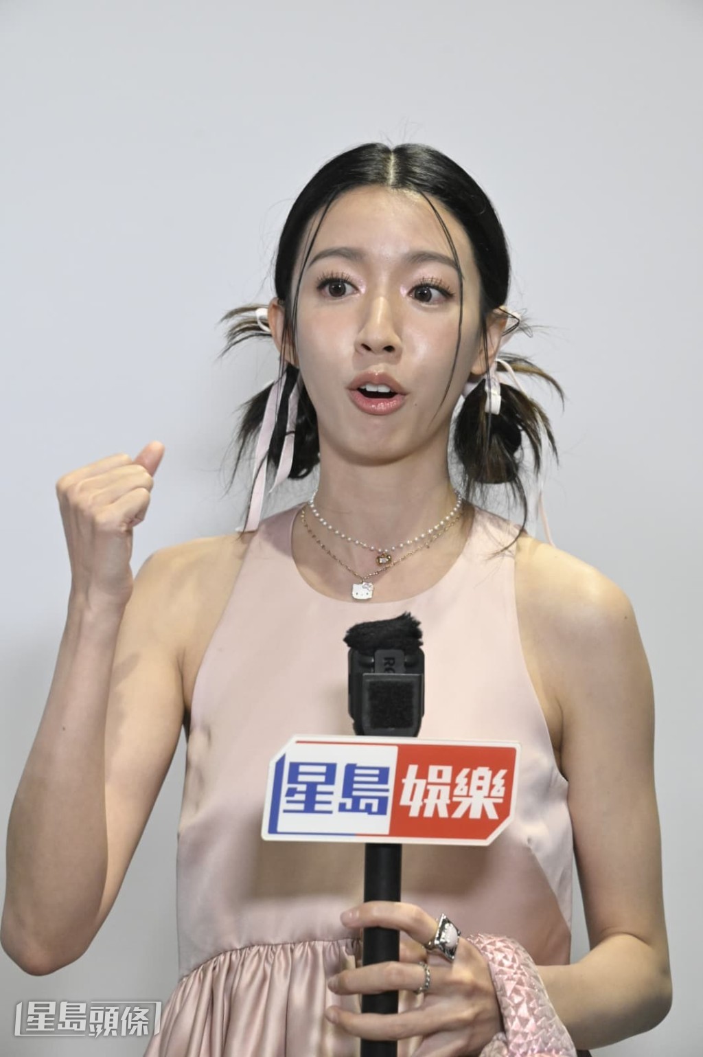 蔡思貝認為周星馳擅長激發演員情感，創作出觸動人心的電影。