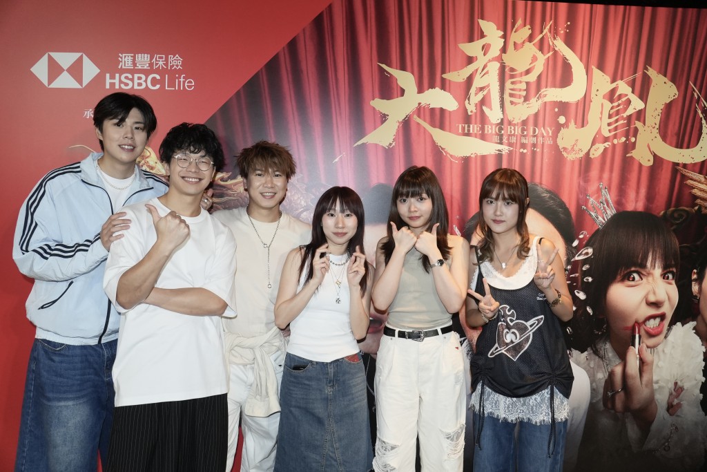 「小薯茄」成員到場支持同伴吳冰的演出。