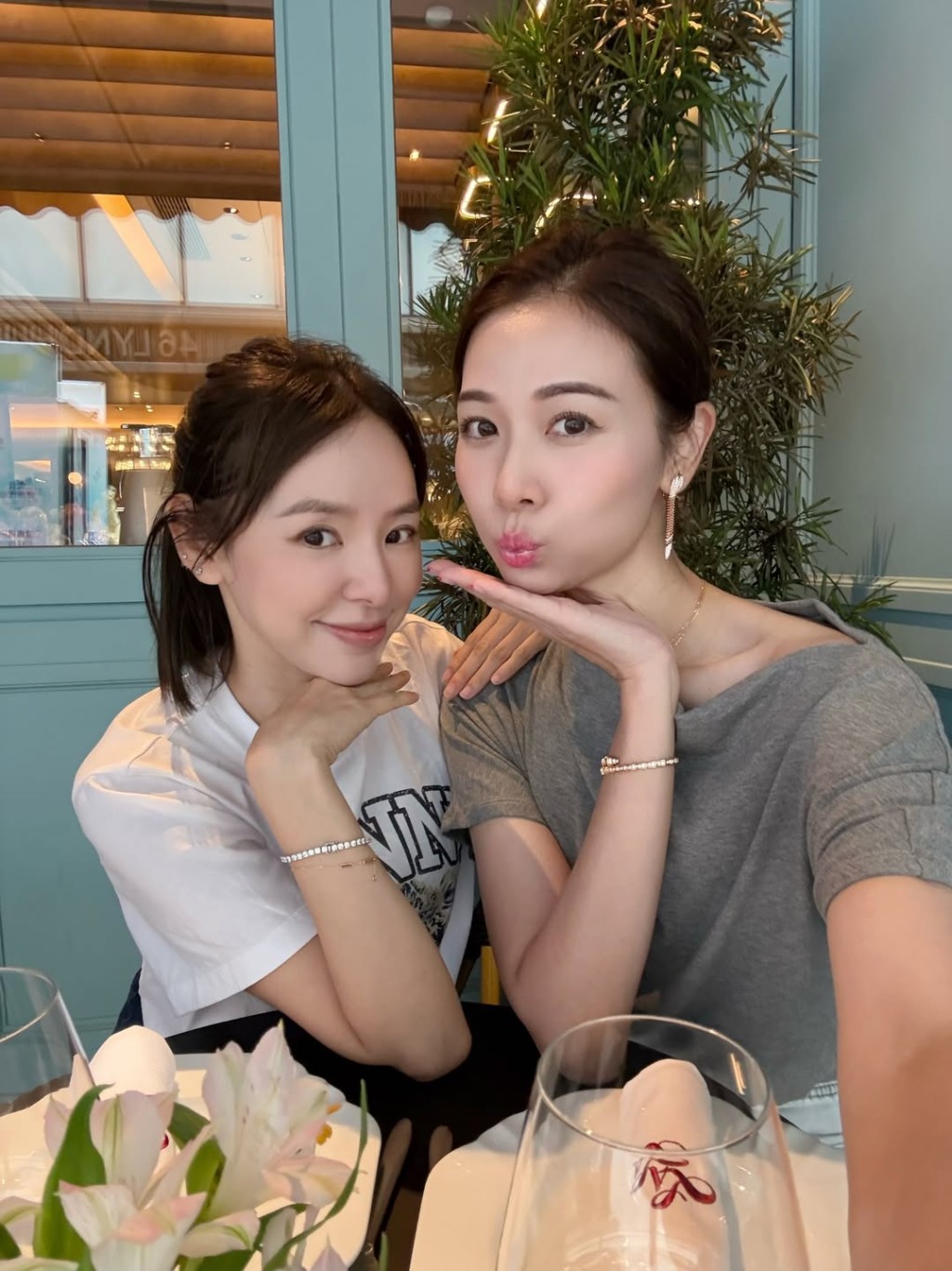 楊秀惠在社交平台分享了多張與譚凱琪慶生的合照與影片。
