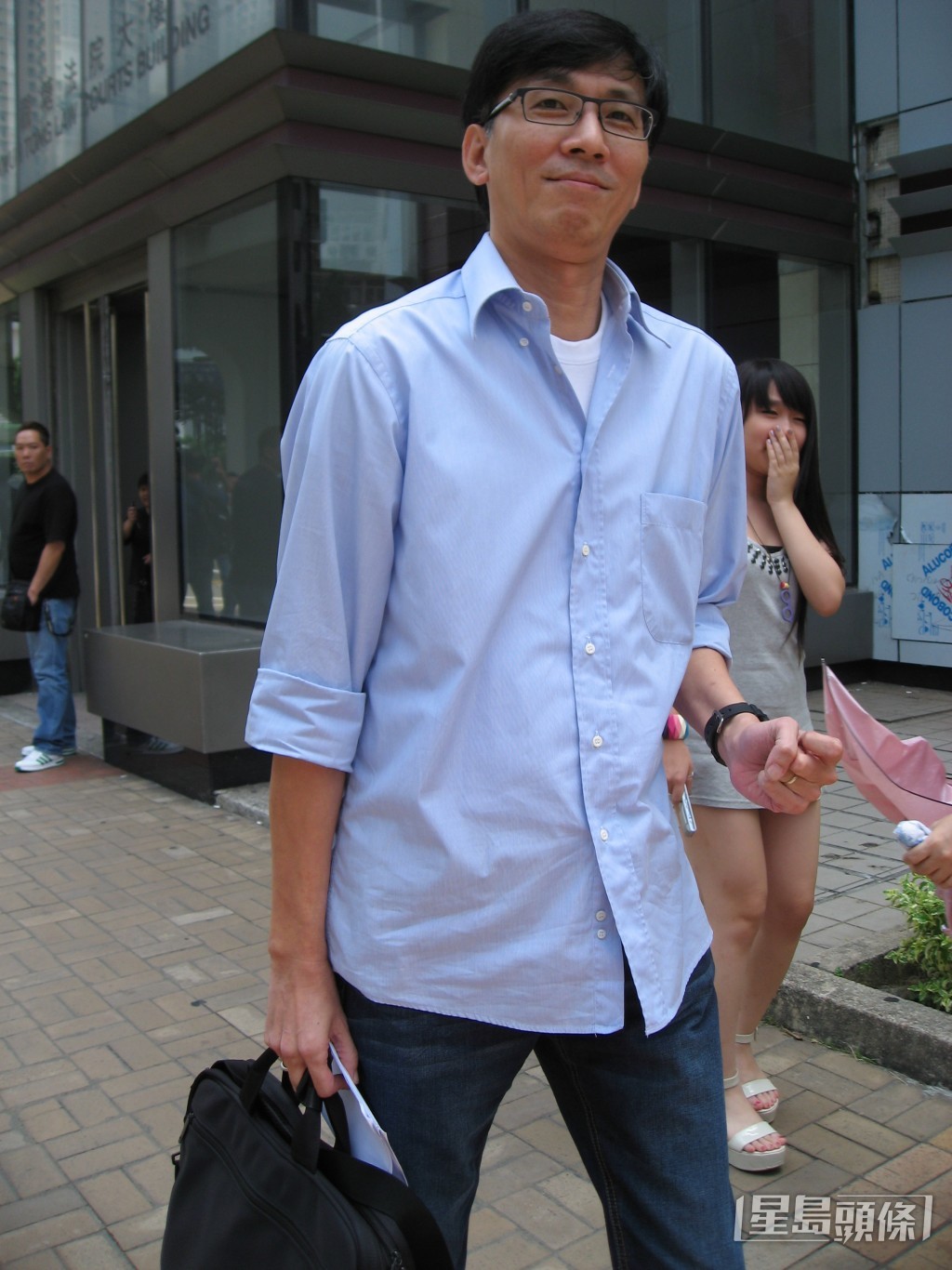 鄧特希早年曾捲入拖欠員工薪金案件,承認兩項欠薪罪,被判罰款。
