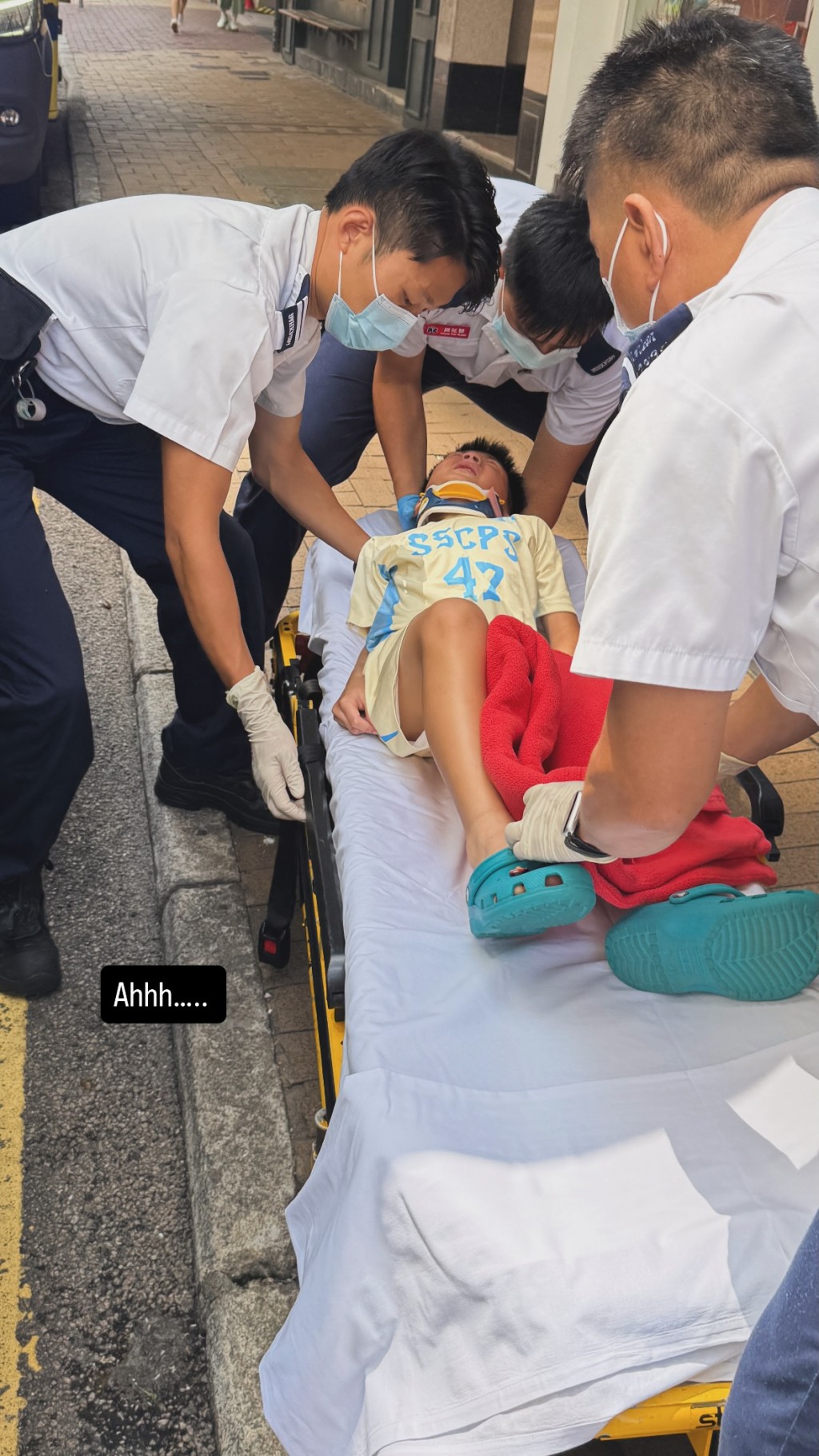 張名雅大仔踢足球受傷,戴著頸箍送院。