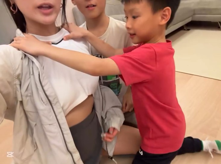 但隨即又變成了露臍裝。