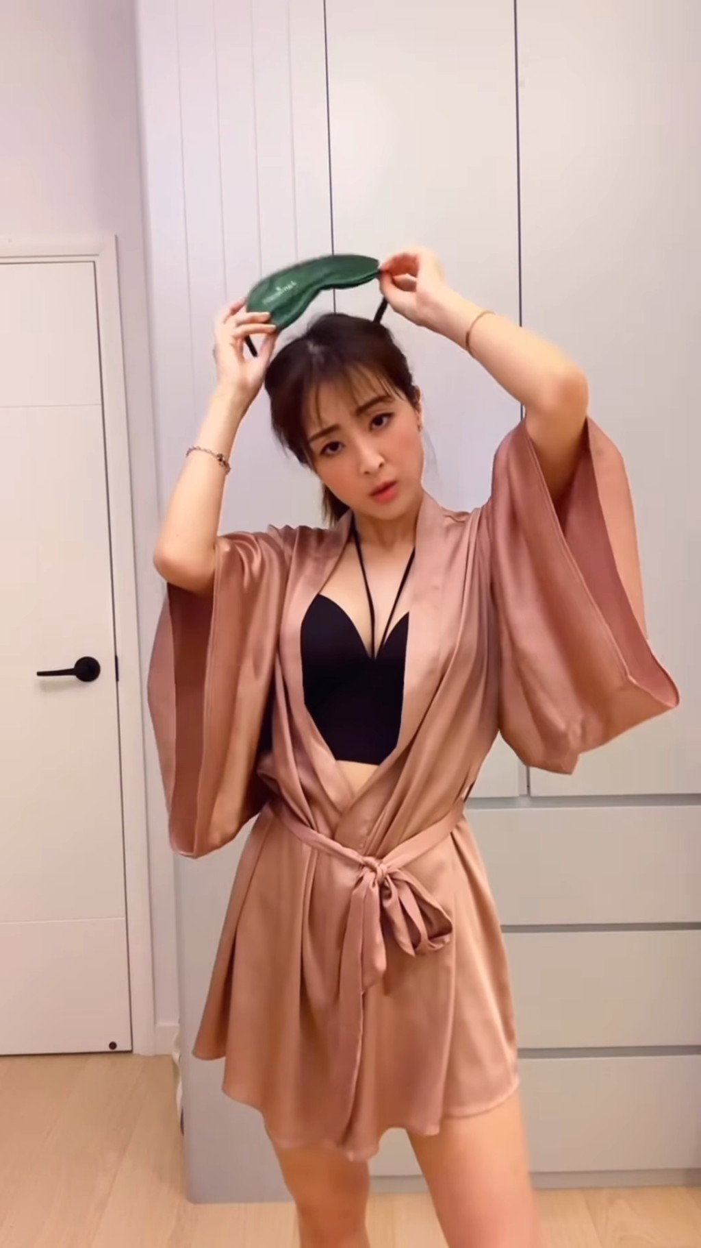 張名雅先脫下眼罩。
