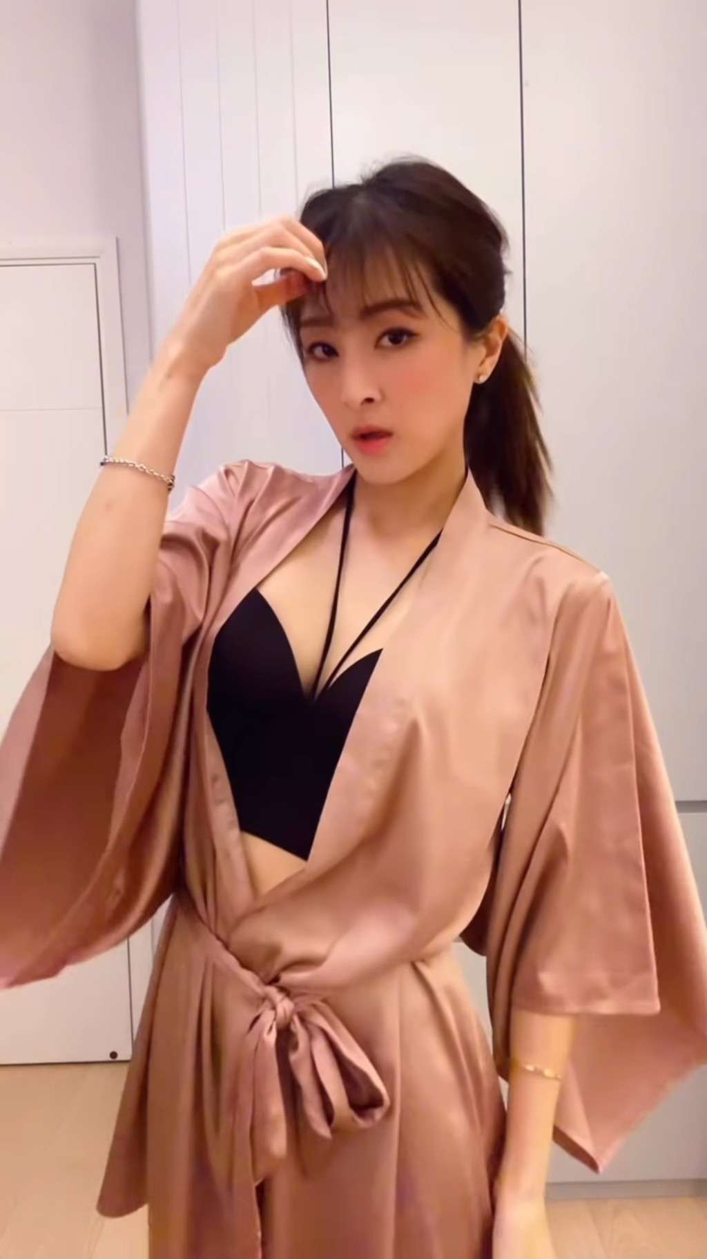 張名雅望著鏡頭整理頭髮。