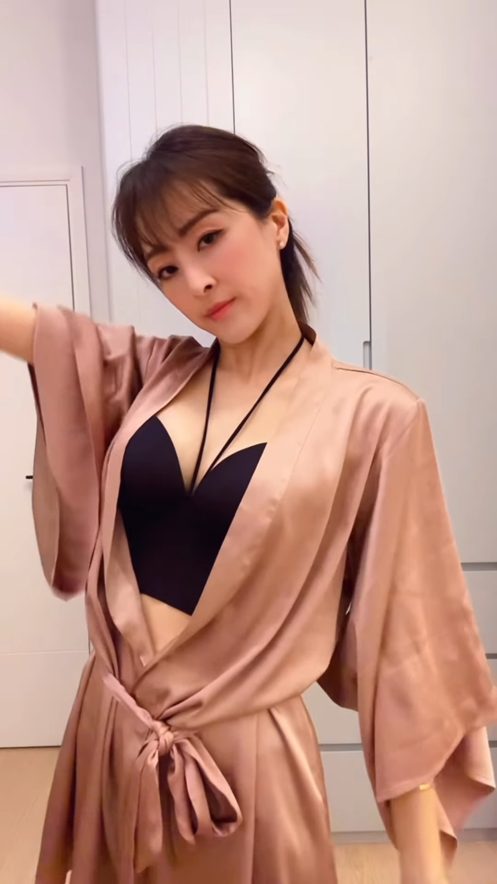 然後伸了個懶腰……