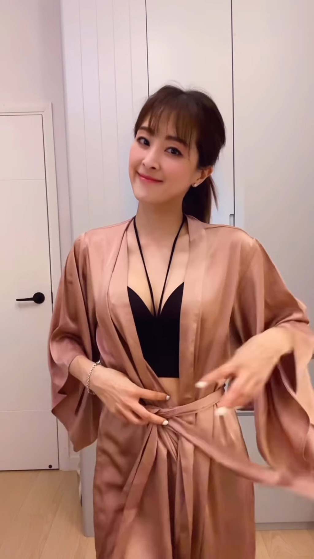 張名雅解開了繫在睡衣腰間的腰帶。