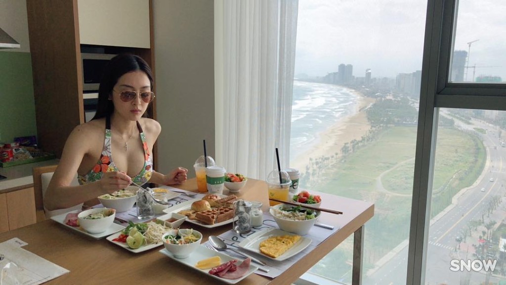張名雅穿著泳衣享用早餐。