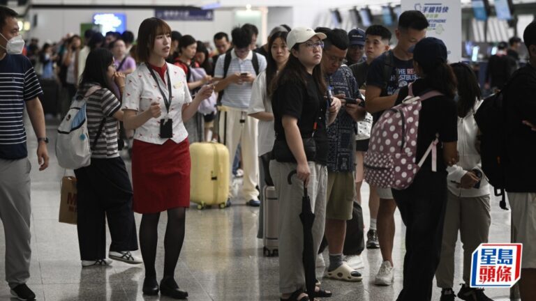 颱風紅霞襲港 機場航班大規模取消 國泰櫃位現人龍