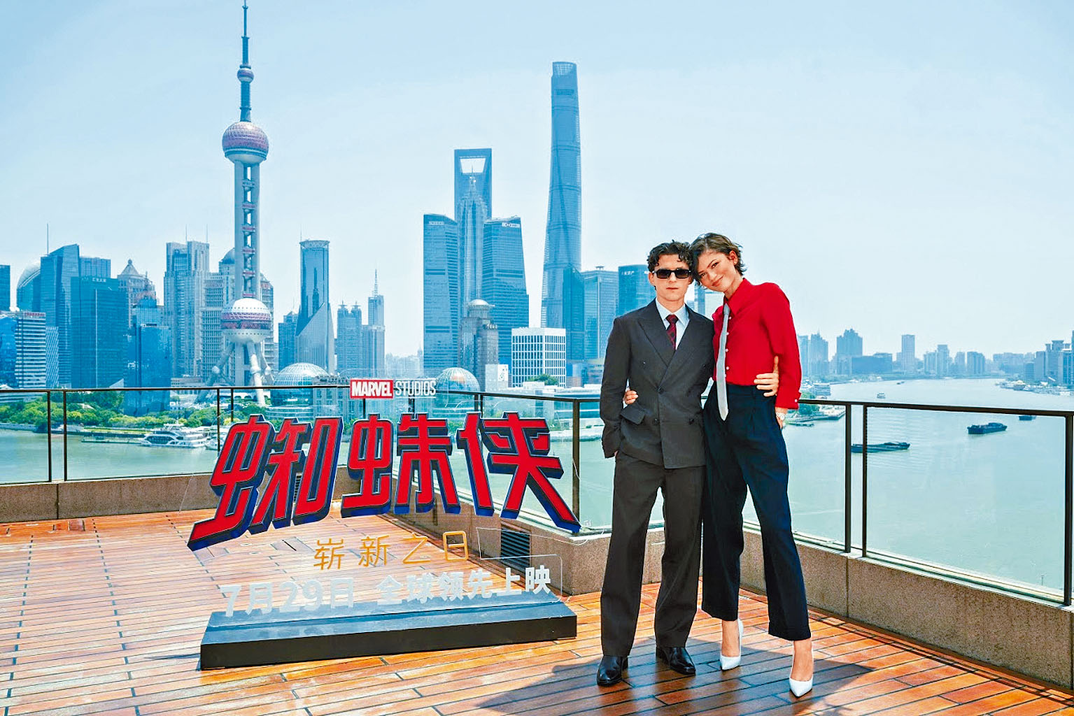 二人以上海著名地標東方明珠塔做背景，大拍宣傳照。