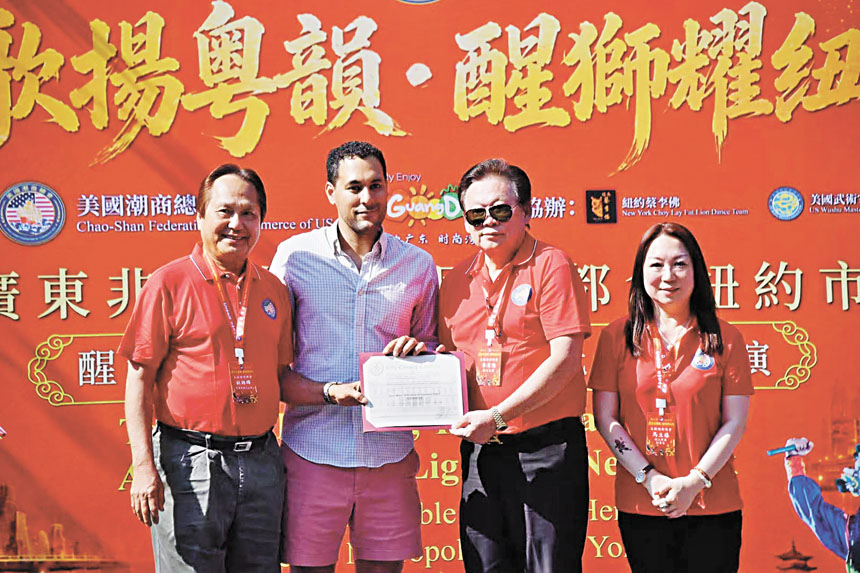 市議員馬泰頒獎給主辦單位。