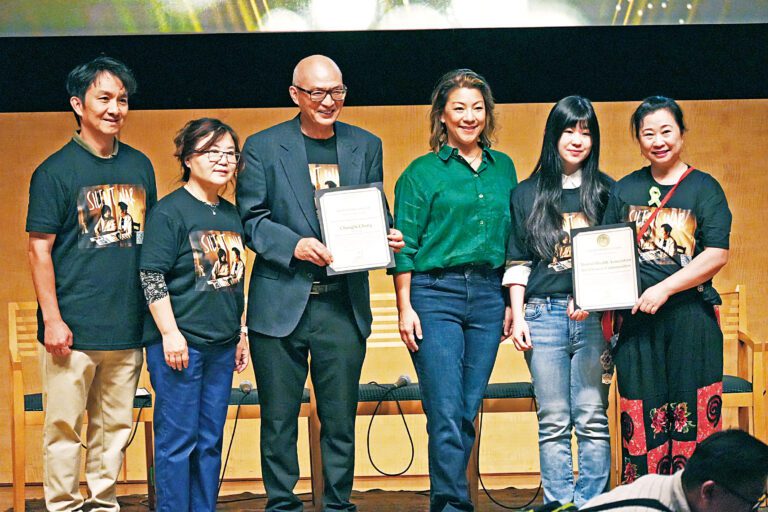 加州副財長Stephanie Tom（右三）向資深華裔學者導演常昌富（左三）、美國華裔精神健康聯盟創辦人暨執行長彭一玲（右一）頒發賀狀。記者黃偉江攝