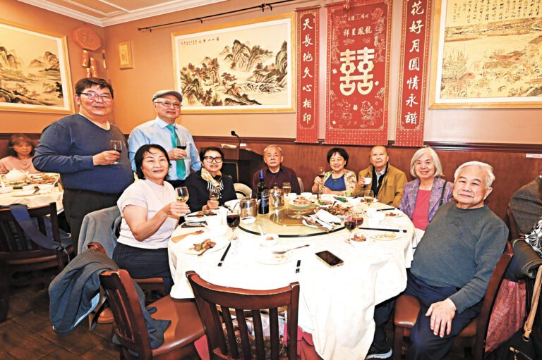 主賓席首長在聯歡晚宴上合影。馬紅兵攝