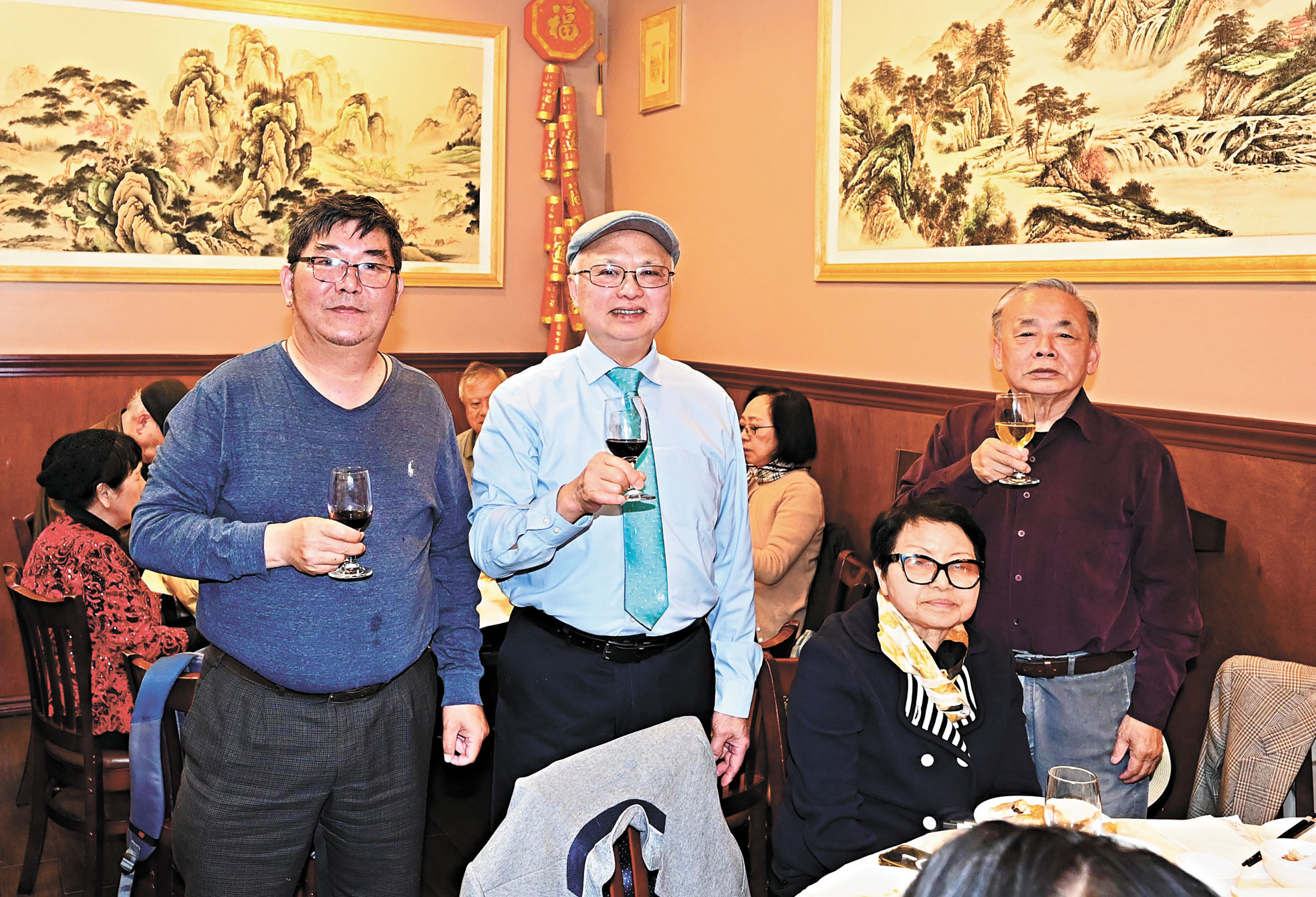 廣福堂主席余健峰、吉鴻雁；肇慶秘書周達昌共同敬酒。馬紅兵攝