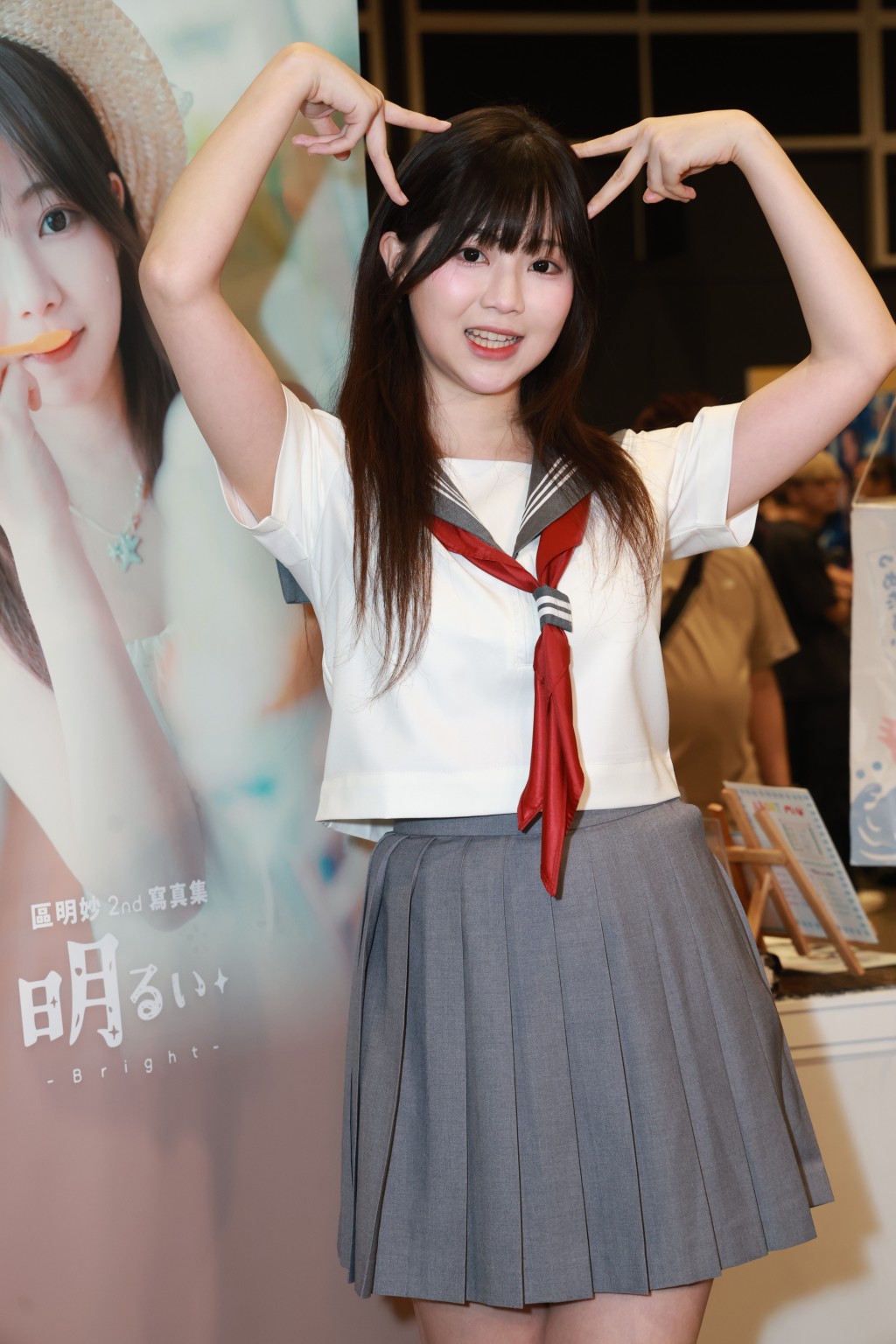 區明妙預告，未來幾天將會換上日本學校運動服，這些都是寫真集中的造型。