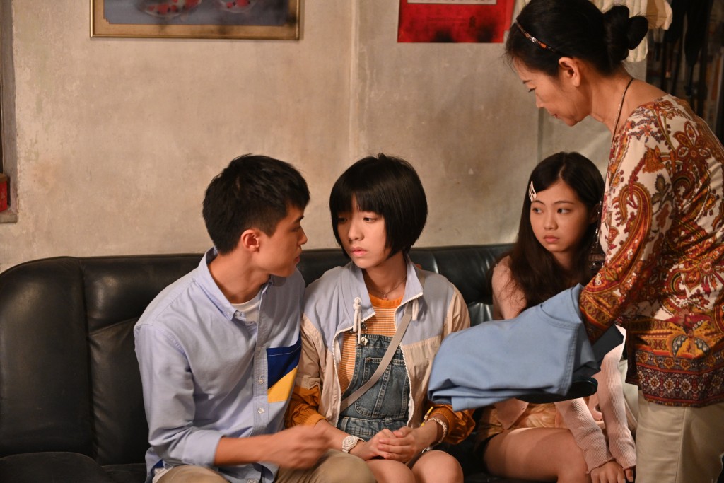 在《殺出個黃昏》的演員陣容中，區明妙（右二）是其中一位年輕演員。