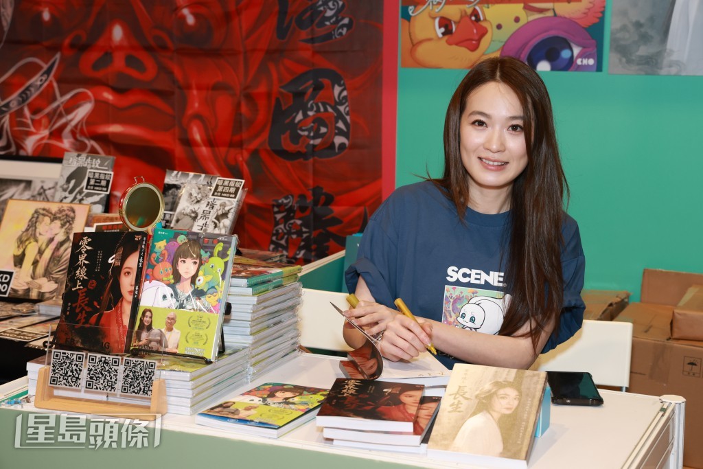 為了拍攝書封,蔡潔特地飛往成都取景,拍攝古裝造型照。