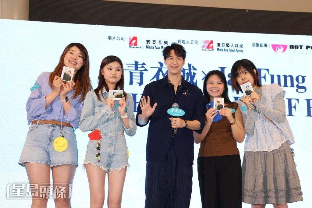 馮允謙為到場粉絲逐一簽名,並與他們合照留念。