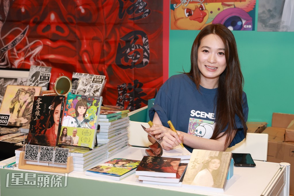 蔡潔強調，封面上的古裝造型照是真實拍攝，並非AI製作。
