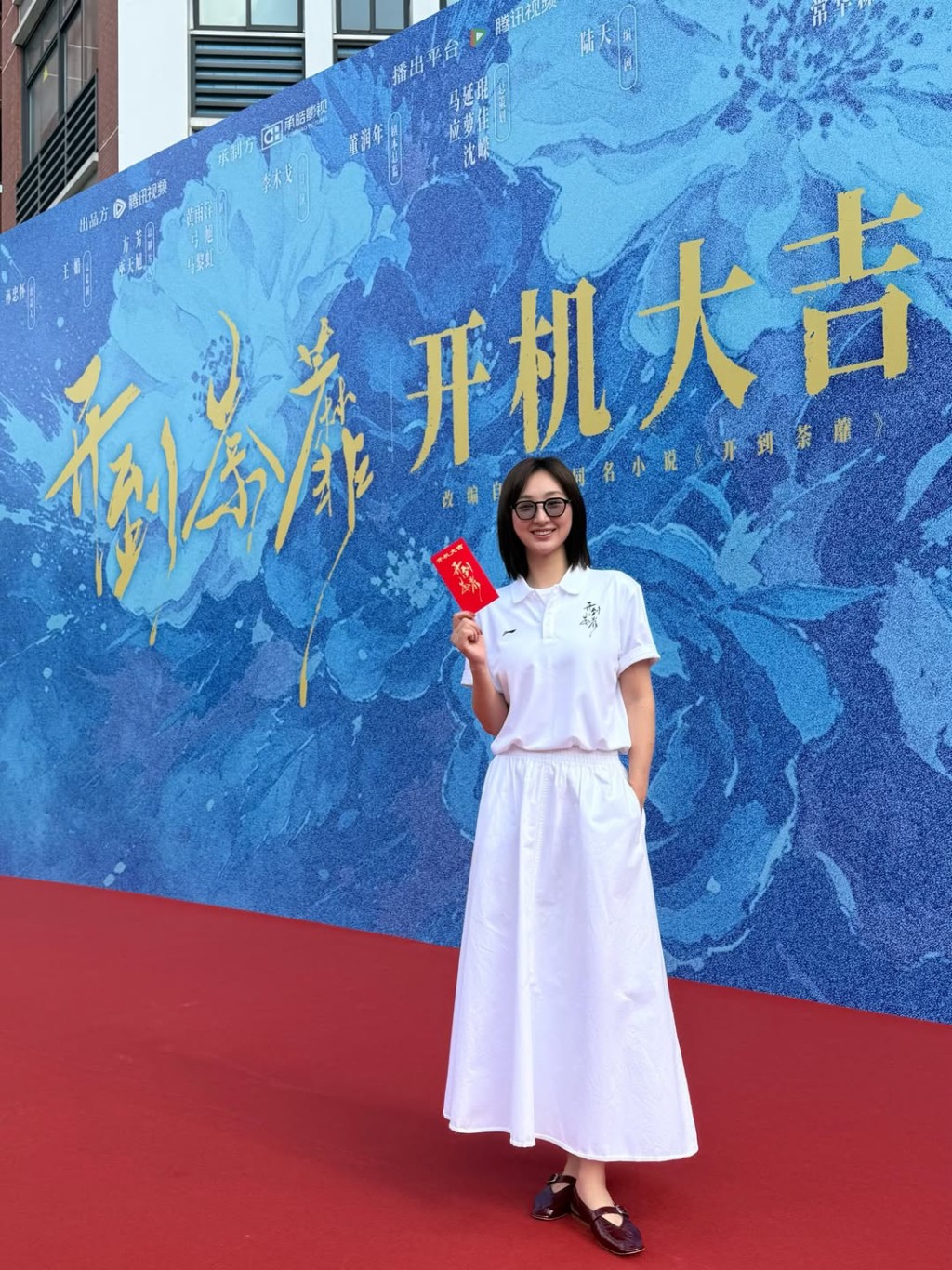 高海寧近日以一身簡約白色造型，戴上太陽眼鏡出席新劇《開到荼蘼》開機儀式。