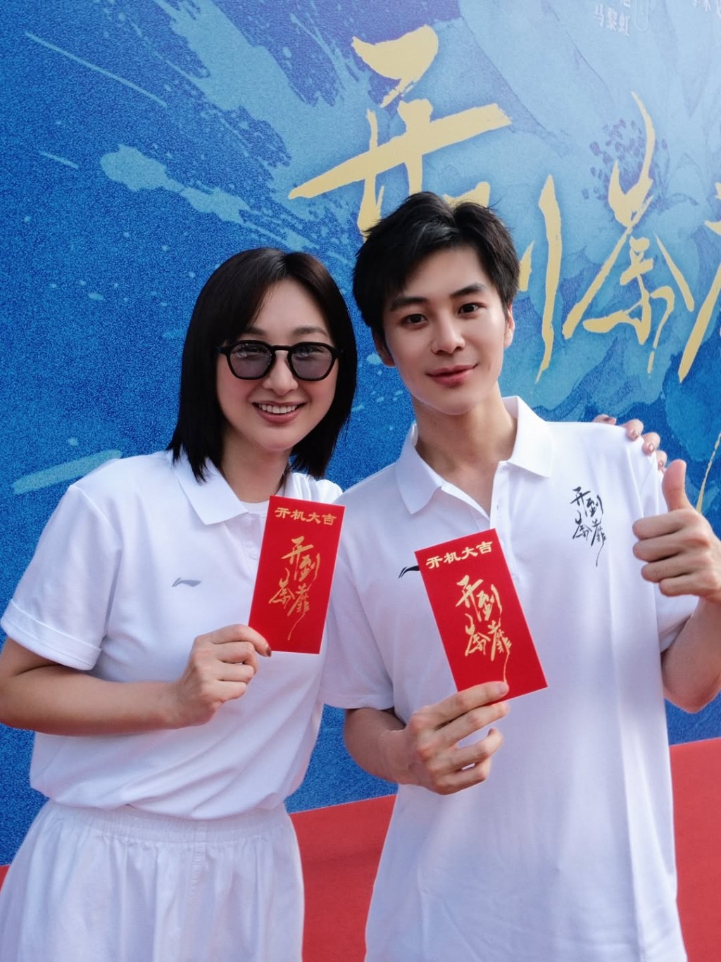 高海寧與劇中其他演員合照，組合亮眼。