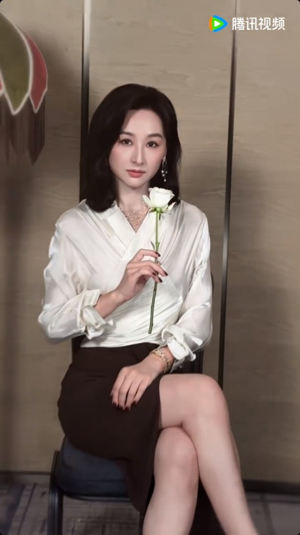 高海寧手持白玫瑰，造型顯得優雅知性。